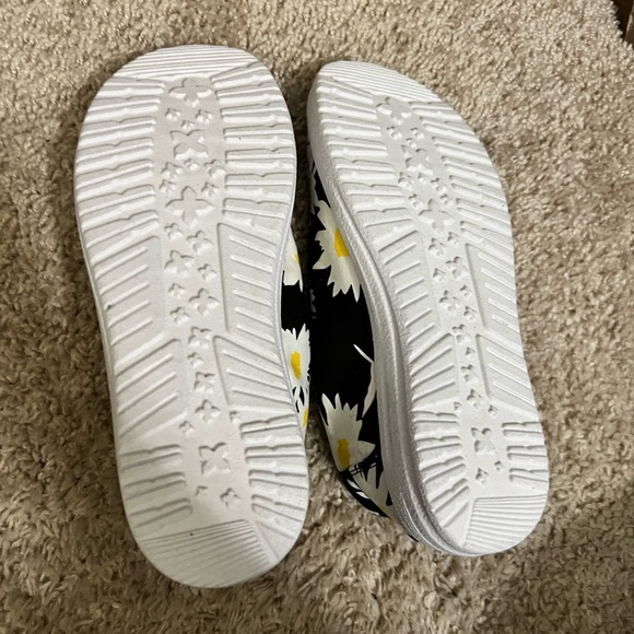 Corkys Kayak Slip On Flats in Black & White Daisy - Picture 7 of 8